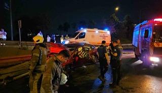 Kontrolden çıkan otomobil bariyerlere saplandı