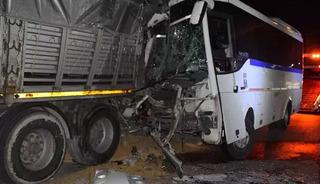 İşçi servisi tıra çarptı: 5'i ağır 20 yaralı