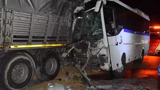 İşçi servisinin park halindeki tıra çarptığı kazada 20 kişi yaralandı