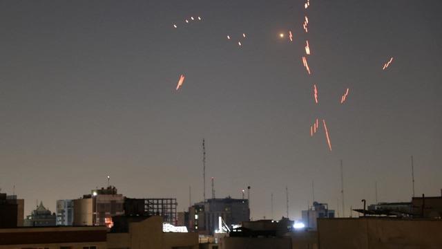 Tahran'ın doğusundan şiddetli patlama sesleri duyuldu