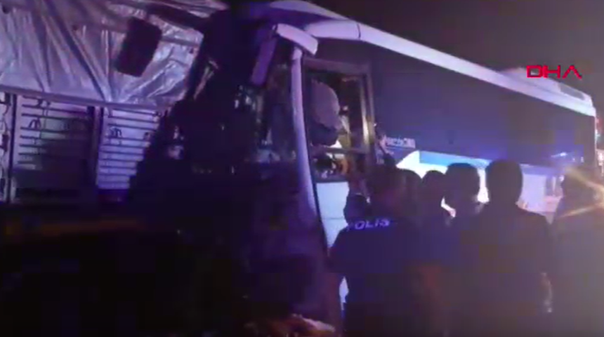 Manisa'da işçi servis minibüsü TIR’a çarptı: 5’i ağır, 20 yaralı