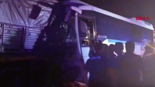 Manisa'da işçi servis minibüsü TIR’a çarptı: 5’i ağır, 20 yaralı