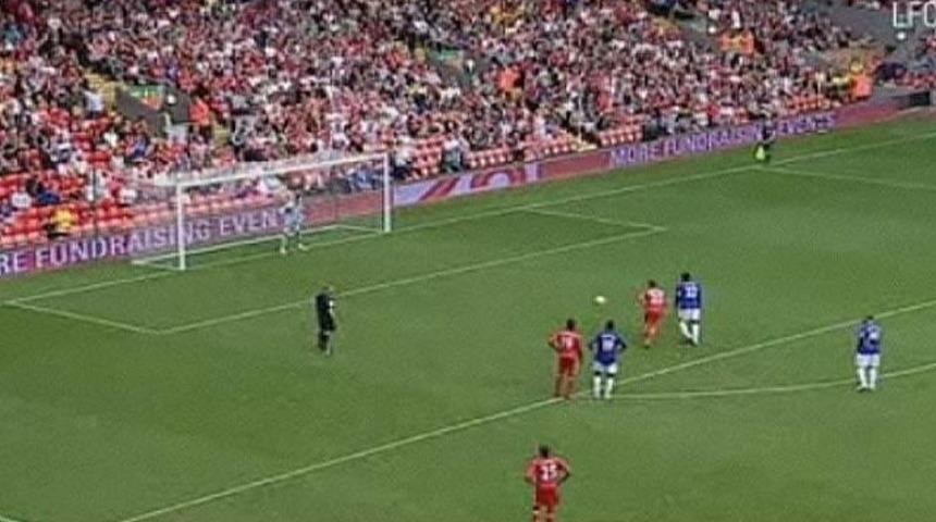 Kendi kalesine penaltıdan gol attı!