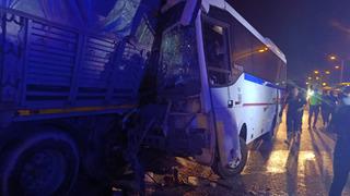İşçi servis minibüsü, park halindeki TIR’a çarptı: 5’i ağır, 20 yaralı