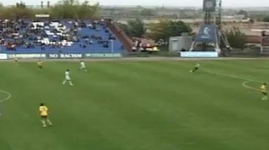 Kaleci 100 metreden gol attı! (Video)