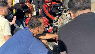 İstinat duvarına çarpan araçta sıkışan 2 kişi kurtarıldı