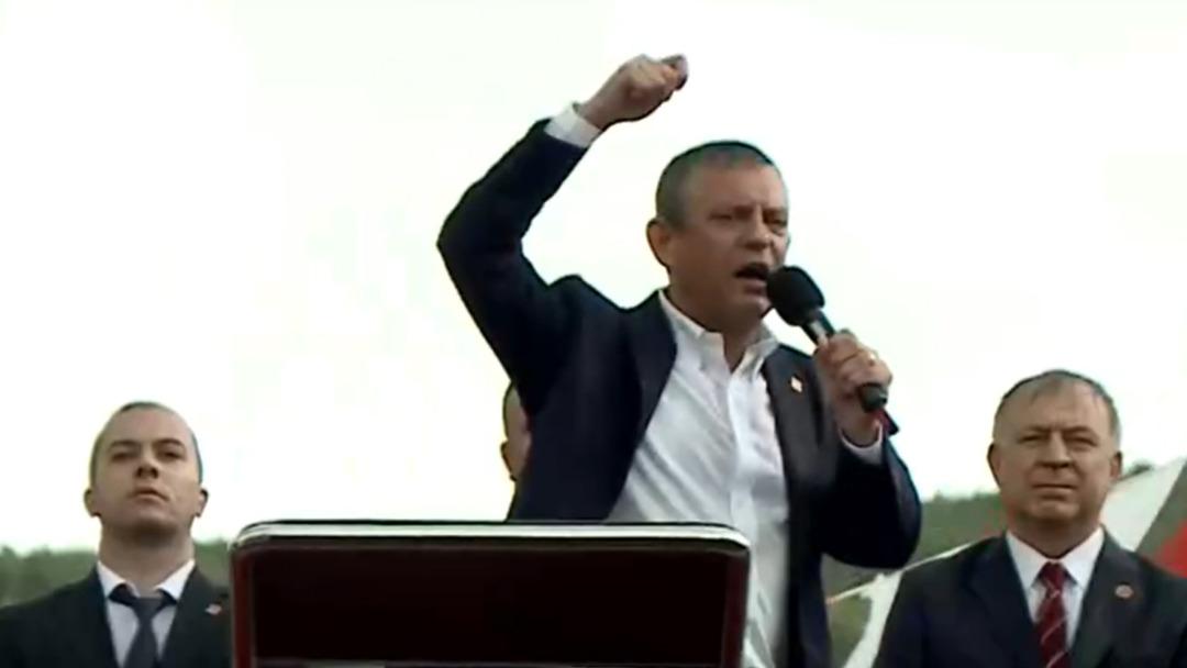 Özgür Özel, Bayburt mitinginde vatandaşları övdü! "Doluda bile dağılmayan Bayburt a helal olsun" 3