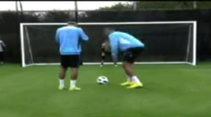 &Uuml;nl&uuml; futbolcular rezil oldu! (Video)