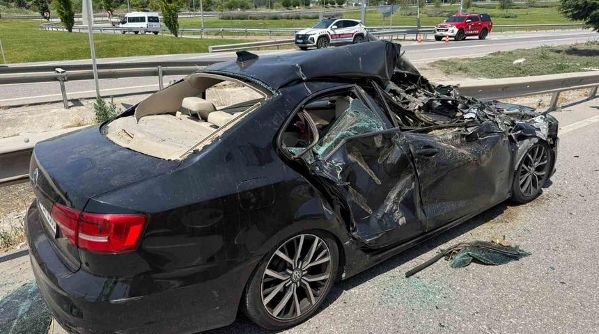 Otomobil freni kilitlenen biçerdöverin altına girdi: 2 yaralı