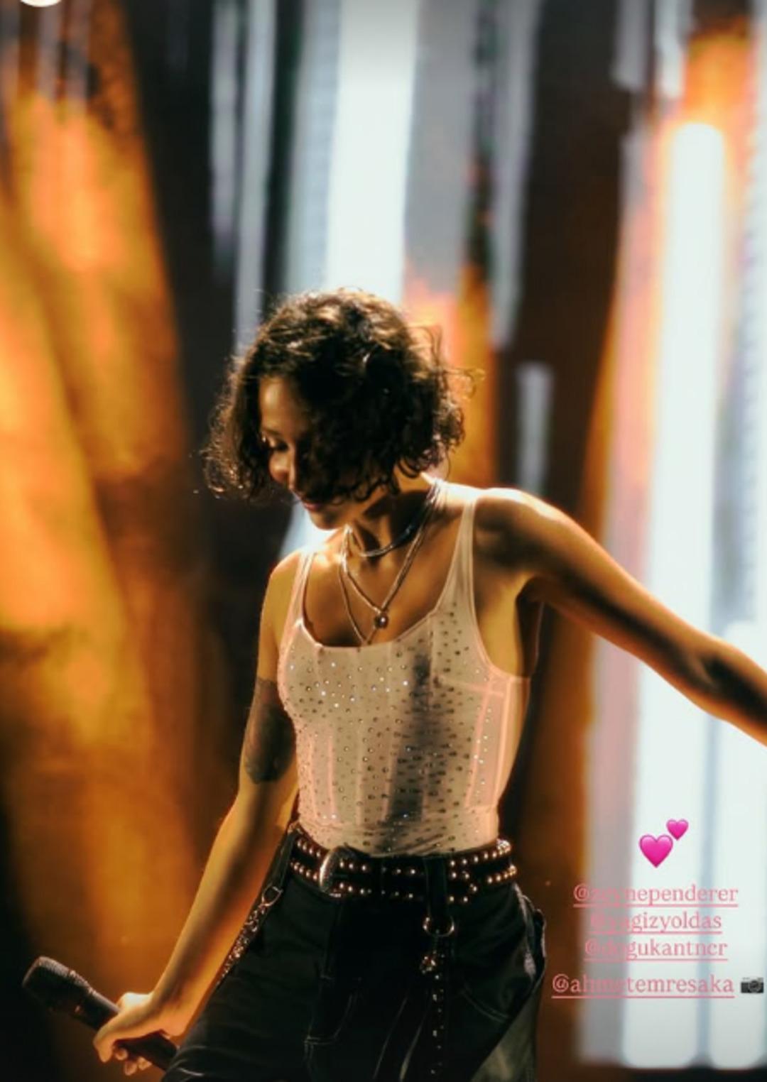 Zeynep Bastık konser sonrası paylaştı: Oynamaktan 1 kilo vermişim 1