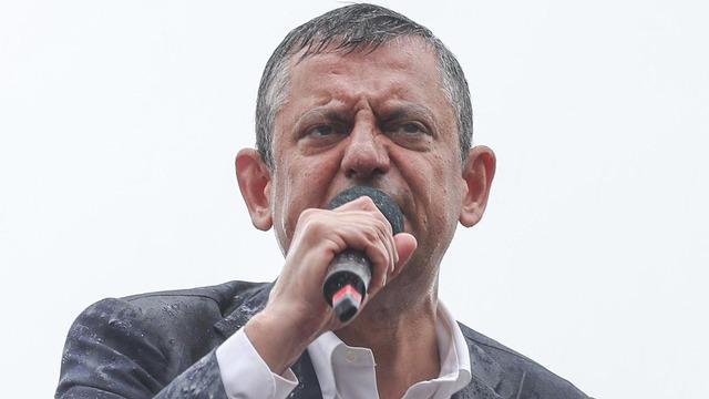 Özgür Özel, Bayburt mitinginde vatandaşları övdü! Doluda bile dağılmayan Bayburt'a helal olsun