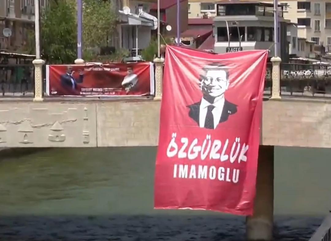 Özgür Özel, Bayburt mitinginde vatandaşları övdü! "Doluda bile dağılmayan Bayburt a helal olsun" 4