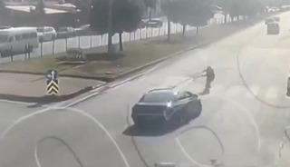 Hızla gittiği yolda kadını metrelerce havaya savurdu