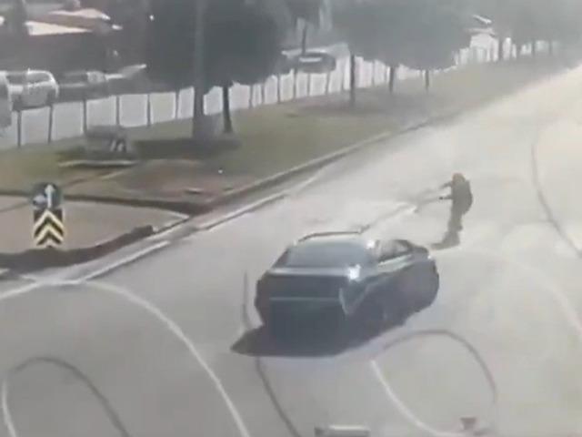 Hızla gittiği yolda kadını metrelerce havaya savurdu