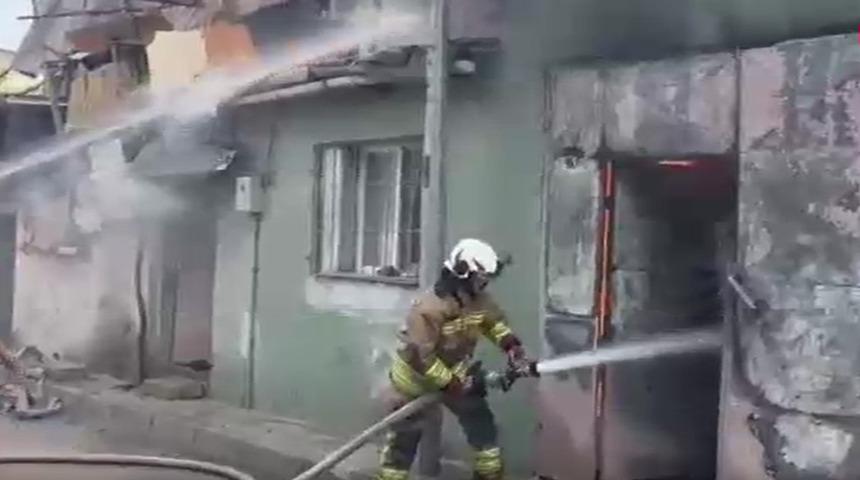 Müstakil evde çıkan yangın bitişiğindekine de sıçradı