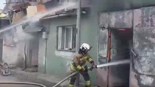 Müstakil evde çıkan yangın bitişiğindekine de sıçradı