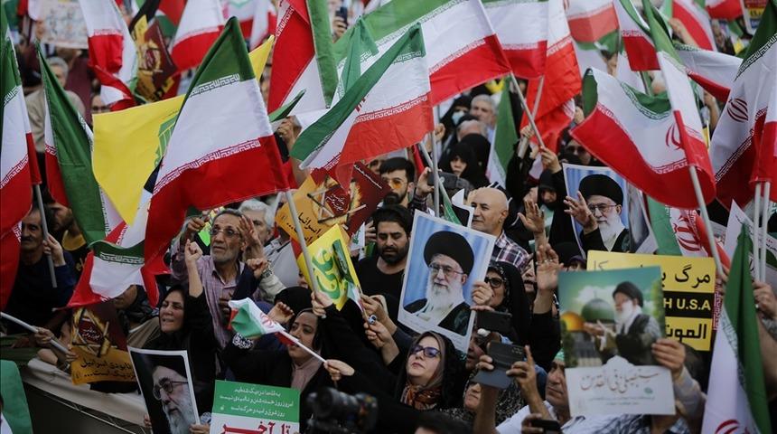 İran'da binlerce kişi İsrail ve ABD'yi protesto ederken "intikam, intikam" sloganları attı