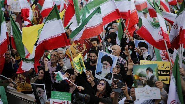 İran'da binlerce kişi İsrail ve ABD'yi protesto ederken intikam, intikam sloganları attı