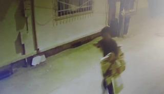 Kucakladığı televizyonu böyle çaldı