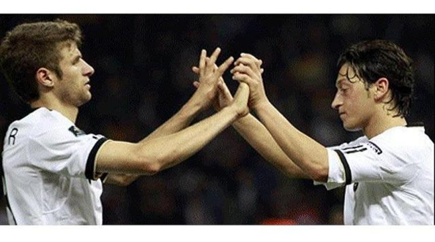 Mesut gol&uuml; attı ama...