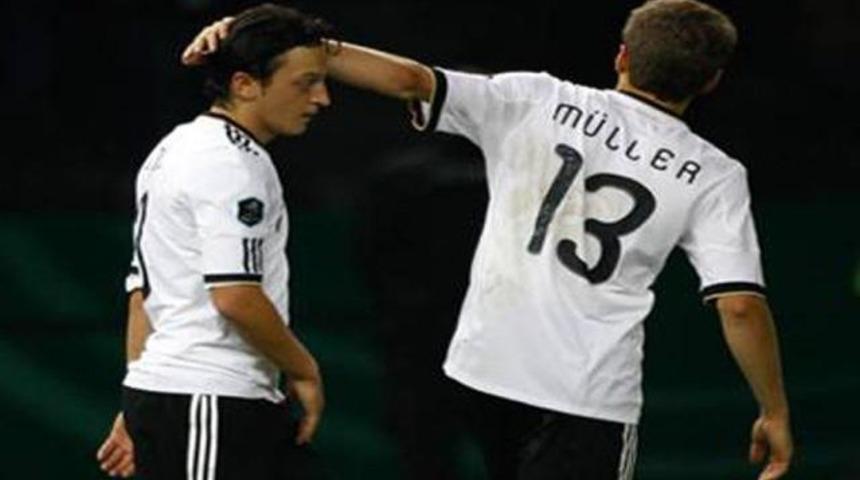 Mesut gol&uuml; attı ama... (Video)