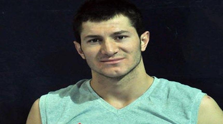 Fenerli oyuncuya sokak dayağı!