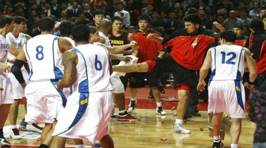 Basketbolcular birbirine girdi! (Video)