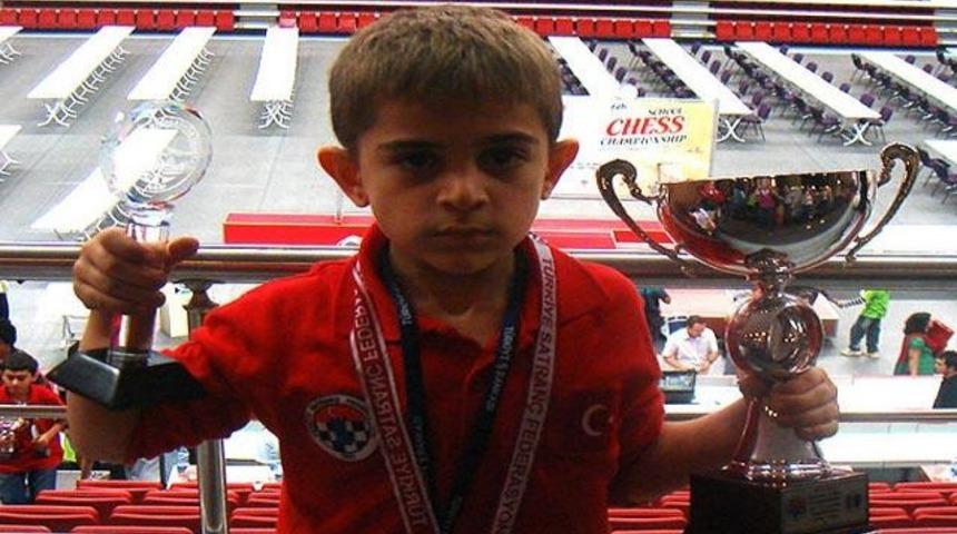 7 yaşında d&uuml;nya birinciliğine oynuyor!