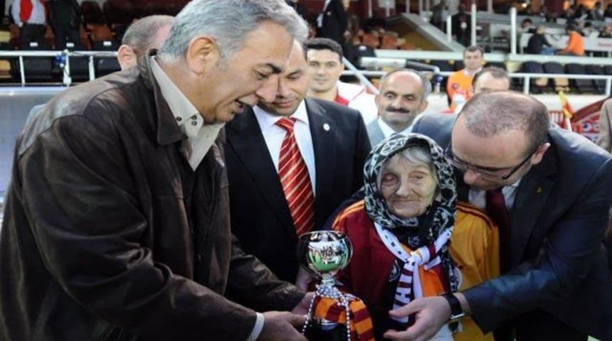 Polat'tan Fatma Nine'ye kupa!