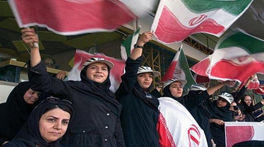 İran'da futbolcunun &ouml;p&uuml;c&uuml;k krizi!