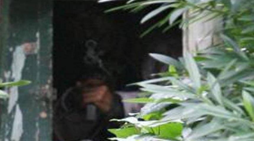 MP5'i &ccedil;aldı, ka&ccedil;tı ve...