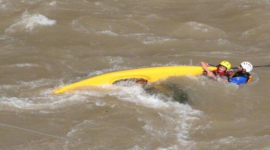 Karasu'nun dalgalarında kayboldular!