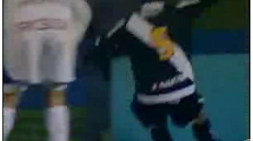 Futbolcu T&uuml;nele u&ccedil;tu!