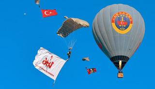 Kapadokya'da JÖAK timi sıcak hava balonundan paraşütle atladı