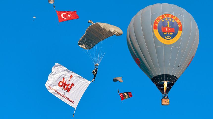 Kapadokya'da JÖAK timi sıcak hava balonundan paraşütle atladı