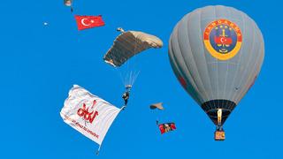 Kapadokya'da JÖAK timi sıcak hava balonundan paraşütle atladı