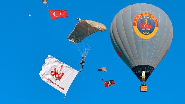 Kapadokya'da JÖAK timi sıcak hava balonundan paraşütle atladı