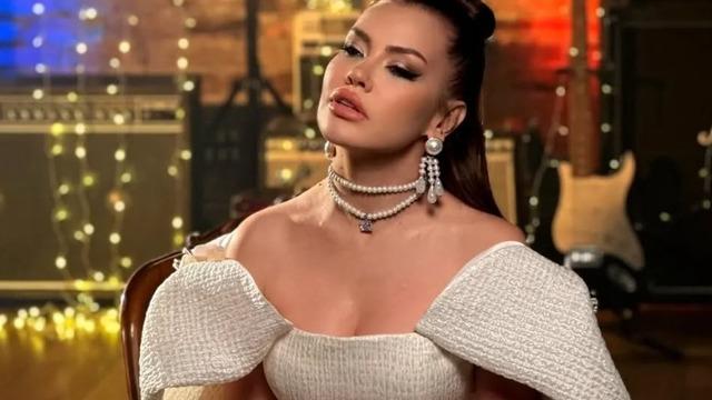 Ünlü şarkıcı İran'dan mahsur kaldı! 'Telefon yok, internet yok'