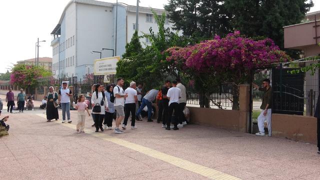 LGS'de oturumlar tamamlandı, babalar çifte heyecan yaşadı