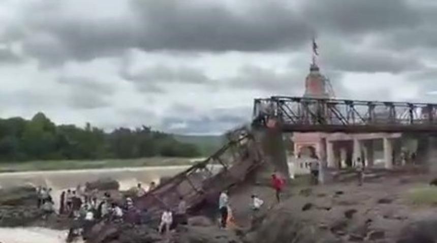 Hindistan'da köprü çöktü: 6 ölü