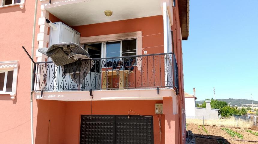 Uşak'ta evde çıkan yangında 3 kişi dumandan etkilendi