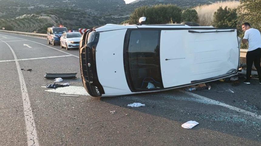 Uşak'ta hafif ticari araç devrildi: 1 kişi hayatını kaybetti, 4 kişi yaralandı