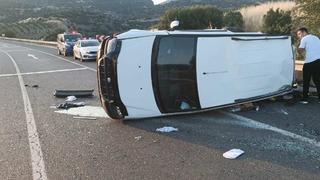 Uşak'ta hafif ticari araç devrildi: 1 kişi hayatını kaybetti, 4 kişi yaralandı