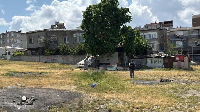 Bağcılar’da boş arazide erkek cesedi bulundu