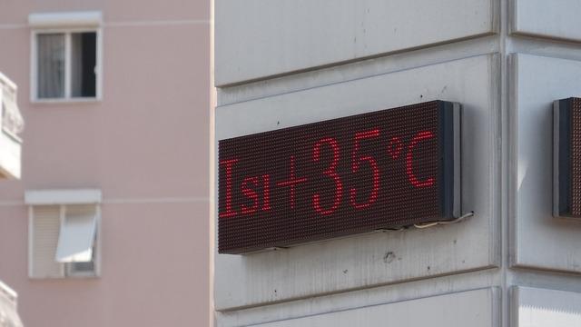 Sıcak hava kendini gösterdi, LGS'den çıkanlar denize koştu