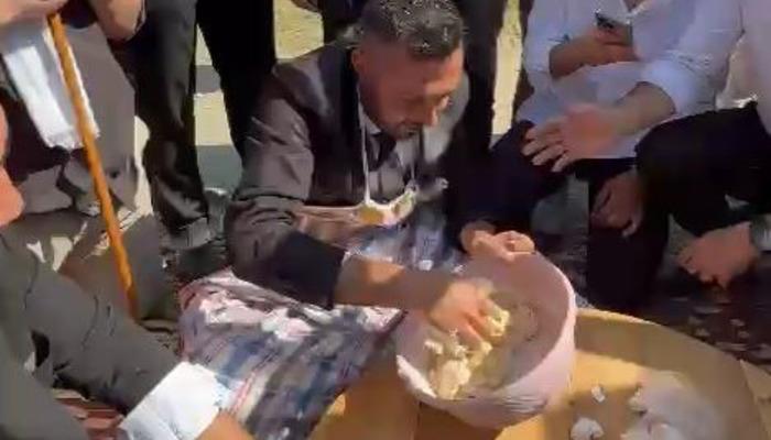 20383787-700x400 İlginç anlar! Düğün konvoyunda damada hamur yoğurttular