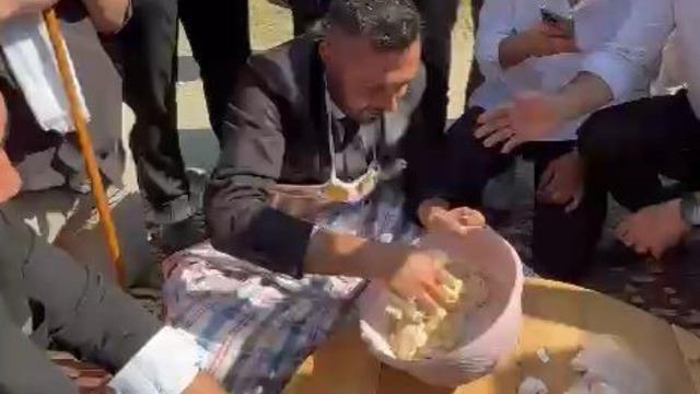 İlginç anlar! Düğün konvoyunda damada hamur yoğurttular