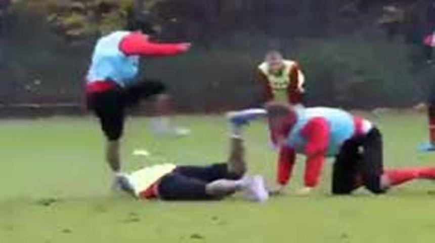 T&uuml;rk futbolcunun kafasına bastı! (Video)