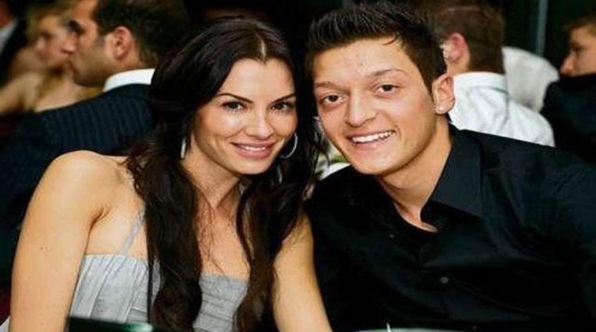 Mesut sevgilisinden ayrıldı!