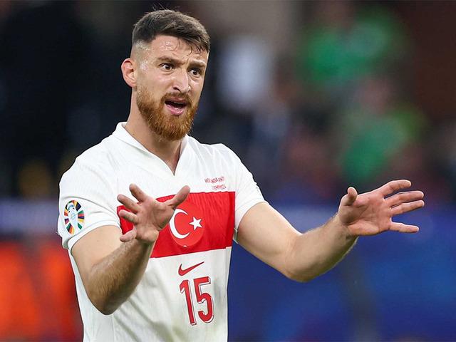 Kara kartal Milli yıldız Salih Özcan'ın peşinde...